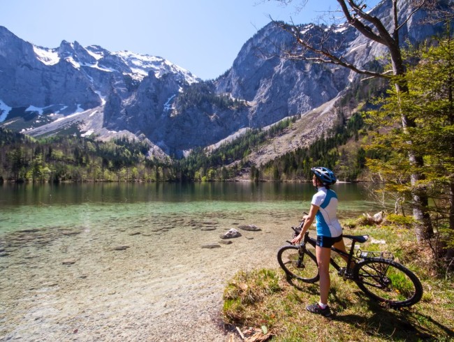 Mountainbiken in M&uuml;hlbach am Hochk&ouml;nig &copy; Shutterstock